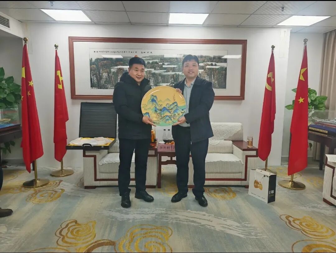 河北省陶瓷玻璃行业协会与建始县领导一行到访湖北省河北商会